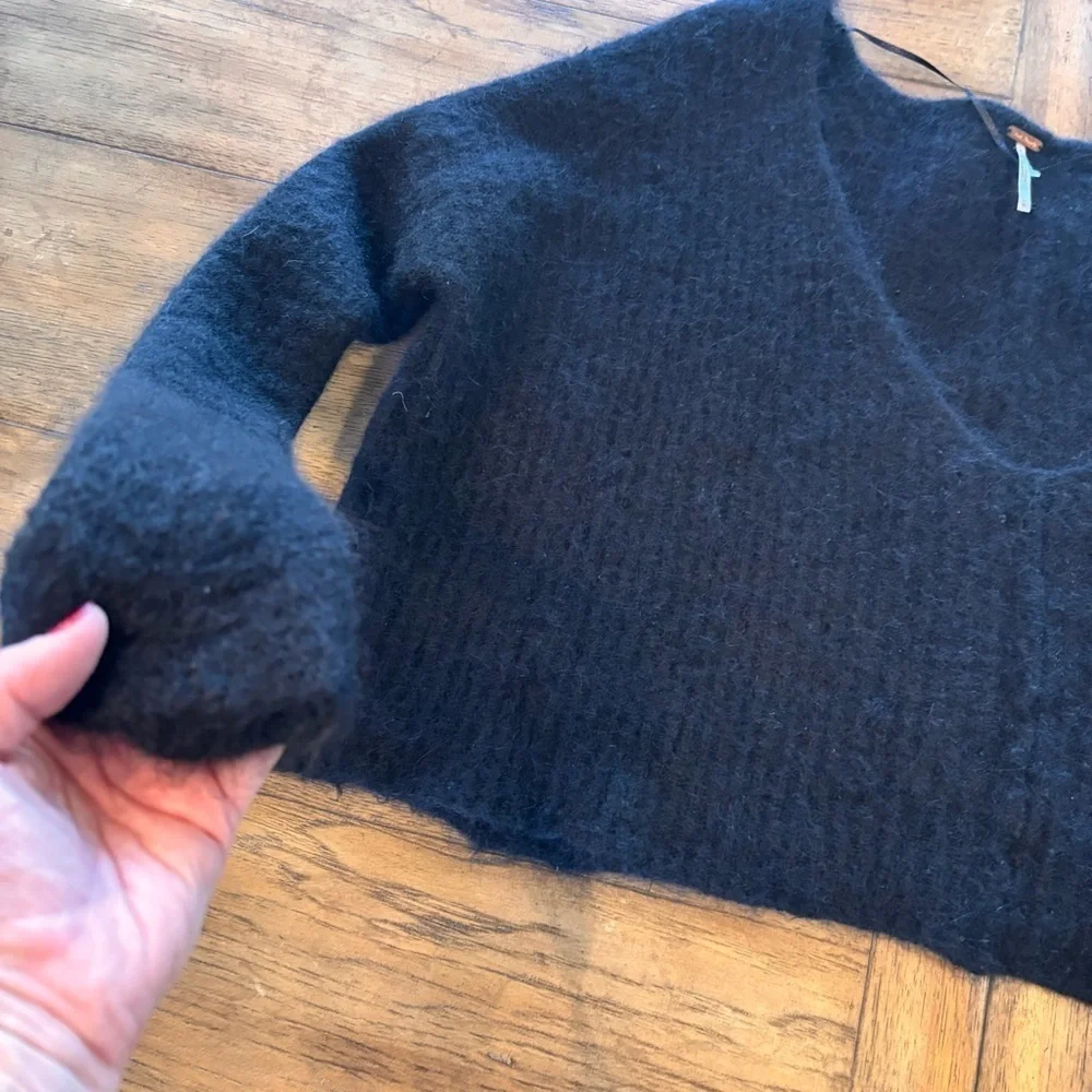 Free people Women's Black Alpaca Blend Pullover V-Neck Sweater in Black, Medium